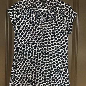 Alfani top in medium. Navy and white.